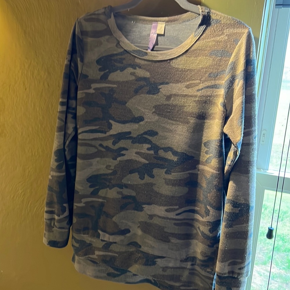 🌺 3/$28 🌺. Ayla long sleeve Camo tunic style shirt size S
